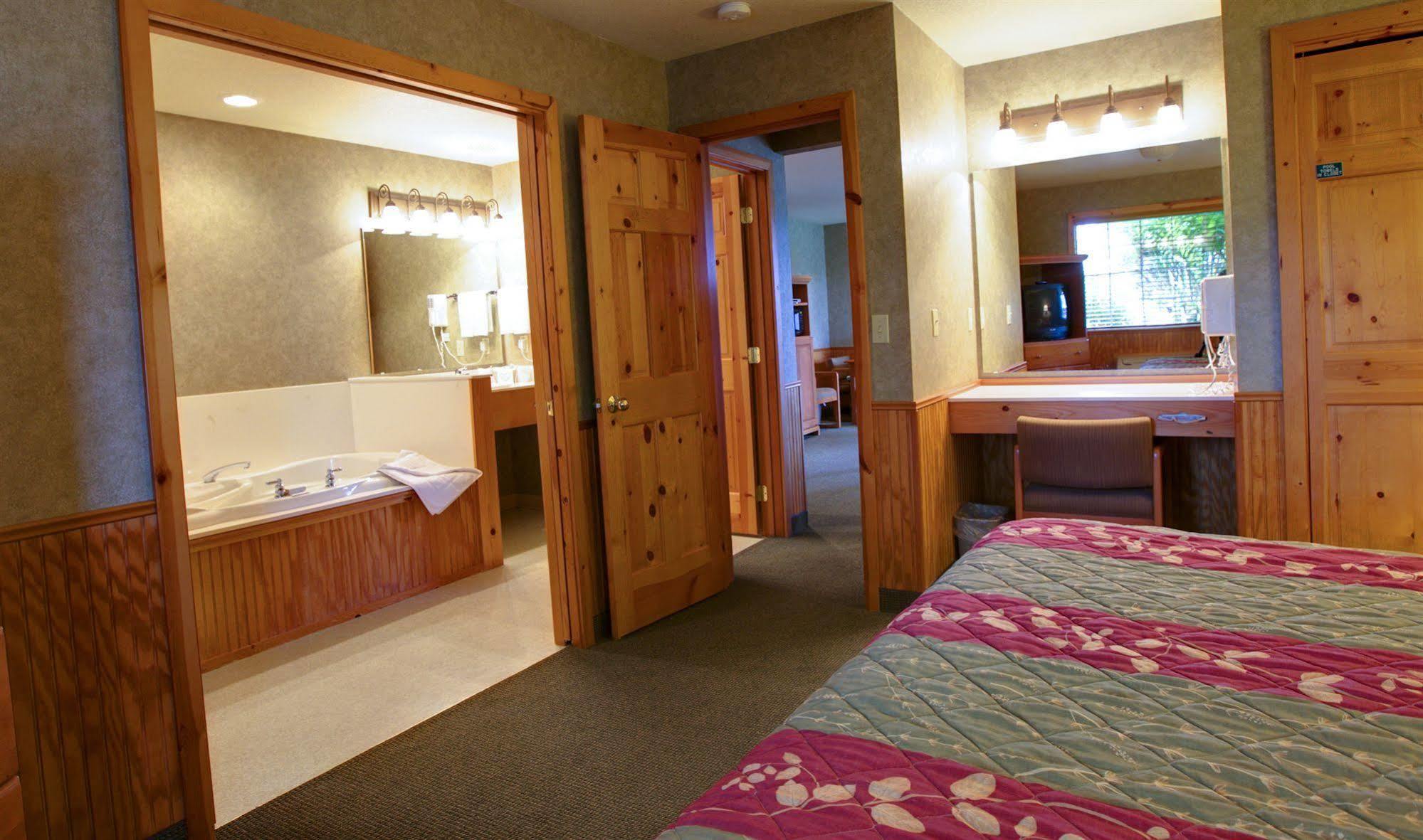 Poulsbo Inn & Suites Exterior photo